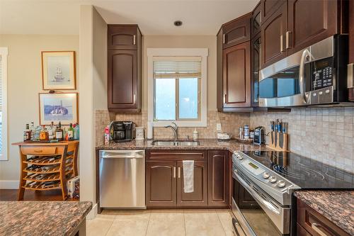 19-6823 Tucelnuit Drive, Oliver, BC - Indoor Photo Showing Kitchen With Double Sink With Upgraded Kitchen