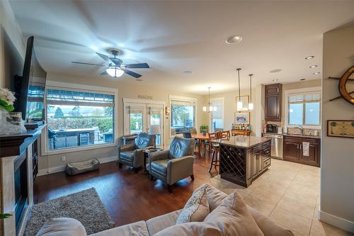 19-6823 Tucelnuit Drive, Oliver, BC - Indoor Photo Showing Living Room