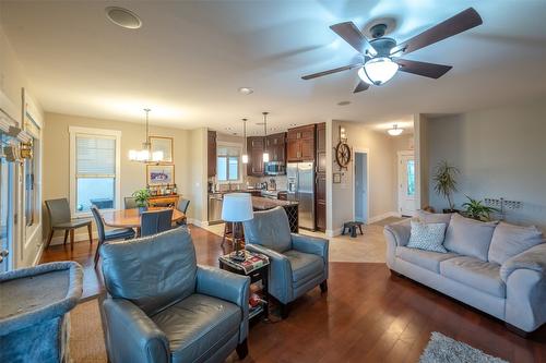 19-6823 Tucelnuit Drive, Oliver, BC - Indoor Photo Showing Living Room