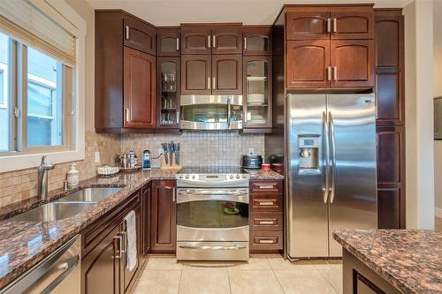 19-6823 Tucelnuit Drive, Oliver, BC - Indoor Photo Showing Kitchen With Double Sink With Upgraded Kitchen