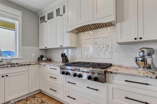 304 Silversage Bluff Lane, Vernon, BC - Indoor Photo Showing Kitchen With Upgraded Kitchen