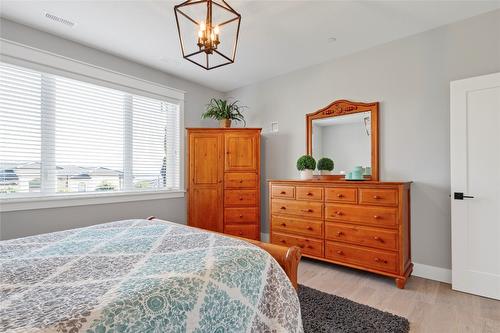 304 Silversage Bluff Lane, Vernon, BC - Indoor Photo Showing Bedroom