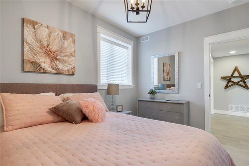 304 Silversage Bluff Lane, Vernon, BC - Indoor Photo Showing Bedroom