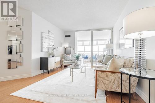 905 - 33 Weldrick Road E, Richmond Hill, ON - Indoor Photo Showing Living Room