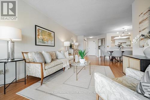 905 - 33 Weldrick Road E, Richmond Hill, ON - Indoor Photo Showing Living Room