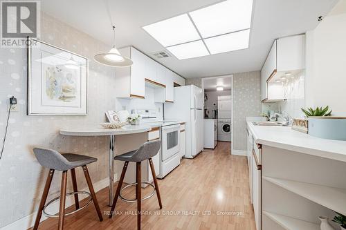 905 - 33 Weldrick Road E, Richmond Hill, ON - Indoor Photo Showing Kitchen