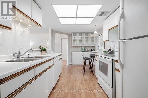 905 - 33 Weldrick Road E, Richmond Hill, ON - Indoor Photo Showing Kitchen With Double Sink