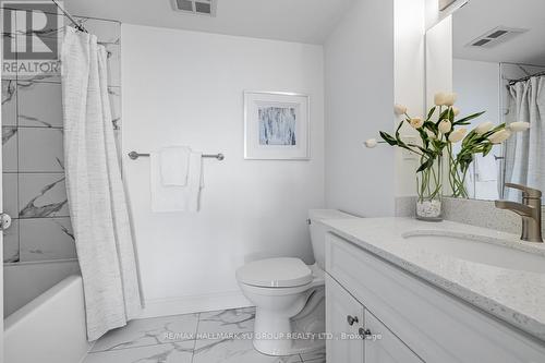 905 - 33 Weldrick Road E, Richmond Hill, ON - Indoor Photo Showing Bathroom