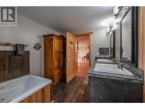 510 Beecroft River Road, Cawston, BC - Indoor Photo Showing Bathroom