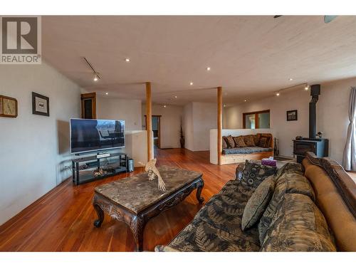 510 Beecroft River Road, Cawston, BC - Indoor Photo Showing Living Room