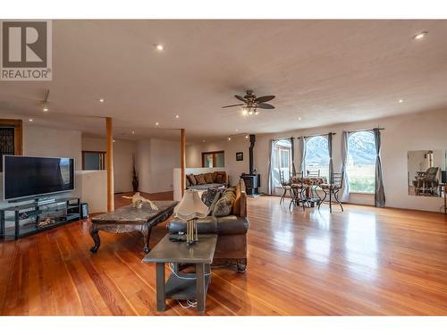 510 Beecroft River Road, Cawston, BC - Indoor Photo Showing Living Room