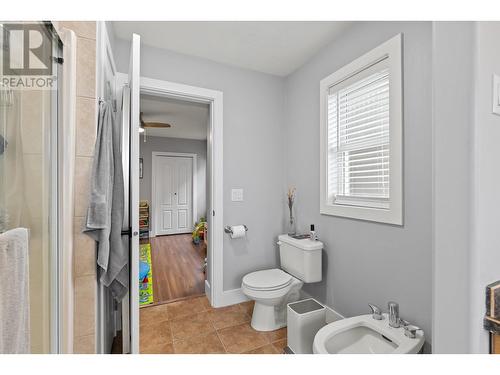 2188 Burnett Street, Kelowna, BC - Indoor Photo Showing Bathroom