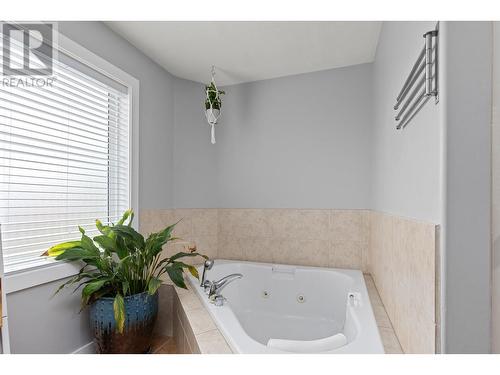 2188 Burnett Street, Kelowna, BC - Indoor Photo Showing Bathroom