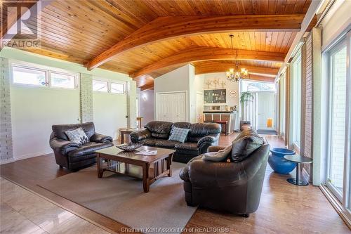 336 Delaware Avenue, Chatham, ON - Indoor Photo Showing Living Room