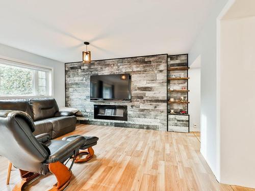 Salle familiale - 114 Rue St-Joseph, Sainte-Thérèse, QC - Indoor Photo Showing Living Room With Fireplace