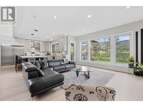 1287 Jack Smith Road, Kelowna, BC - Indoor Photo Showing Living Room