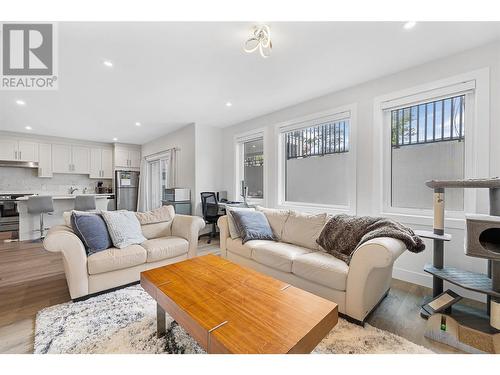 1287 Jack Smith Road, Kelowna, BC - Indoor Photo Showing Living Room