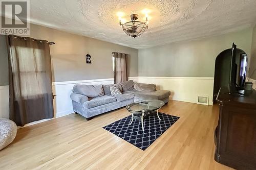 449 Wellington St, Sault Ste. Marie, ON - Indoor Photo Showing Living Room