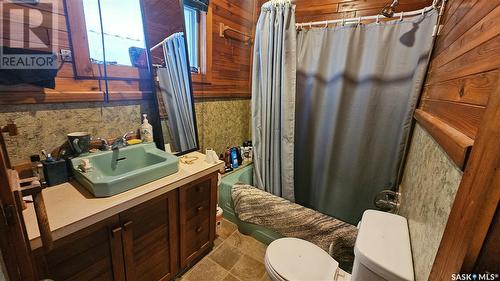 124 6Th Avenue Ne, Swift Current, SK - Indoor Photo Showing Bathroom