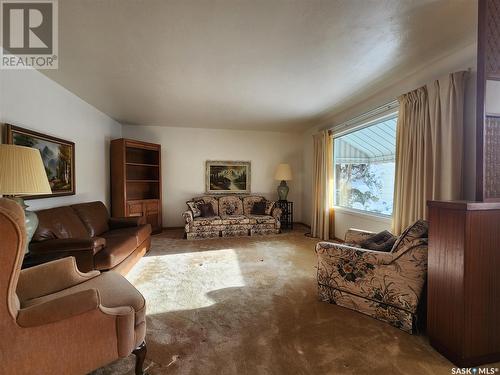 210 3Rd Avenue E, Melville, SK - Indoor Photo Showing Living Room