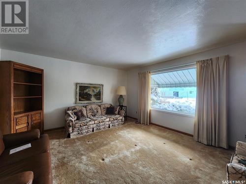 210 3Rd Avenue E, Melville, SK - Indoor Photo Showing Living Room