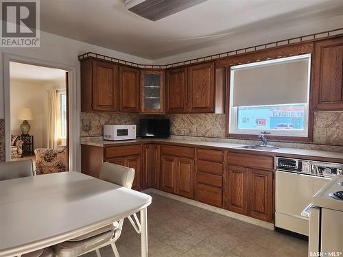 210 3Rd Avenue E, Melville, SK - Indoor Photo Showing Kitchen