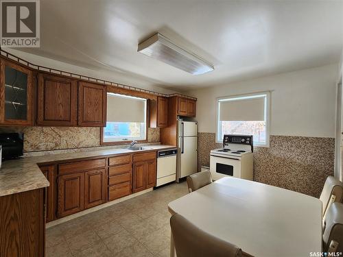 210 3Rd Avenue E, Melville, SK - Indoor Photo Showing Kitchen