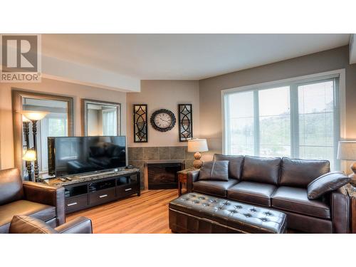 1875 Country Club Drive Unit# 1405, Kelowna, BC - Indoor Photo Showing Living Room With Fireplace