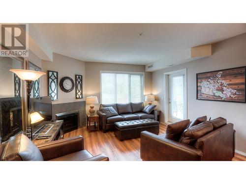 1875 Country Club Drive Unit# 1405, Kelowna, BC - Indoor Photo Showing Living Room With Fireplace