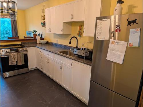 4939 Hwy 6 W, Burton, BC - Indoor Photo Showing Kitchen