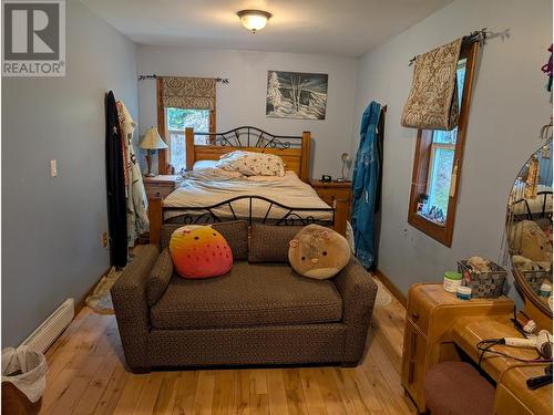 4939 Hwy 6 W, Burton, BC - Indoor Photo Showing Bedroom