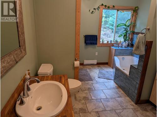 4939 Hwy 6 W, Burton, BC - Indoor Photo Showing Bathroom