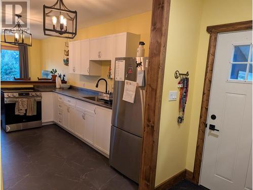 4939 Hwy 6 W, Burton, BC - Indoor Photo Showing Kitchen