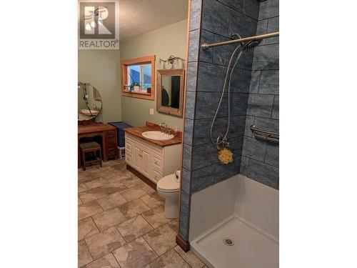 4939 Hwy 6 W, Burton, BC - Indoor Photo Showing Bathroom