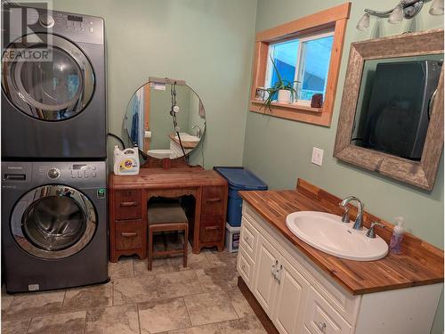 4939 Hwy 6 W, Burton, BC - Indoor Photo Showing Laundry Room