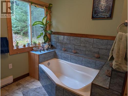 4939 Hwy 6 W, Burton, BC - Indoor Photo Showing Bathroom