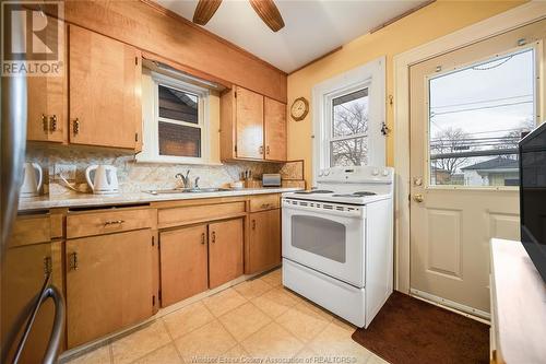 963 Bruce Avenue, Windsor, ON - Indoor Photo Showing Kitchen