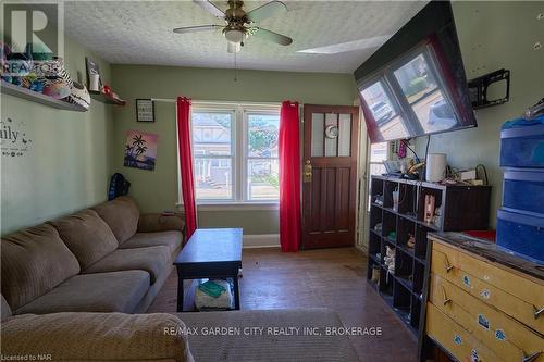 70 Sherwood Avenue, St. Catharines (451 - Downtown), ON - Indoor Photo Showing Living Room