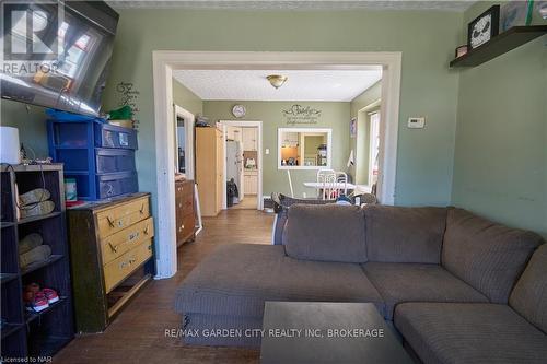 70 Sherwood Avenue, St. Catharines (451 - Downtown), ON - Indoor Photo Showing Living Room