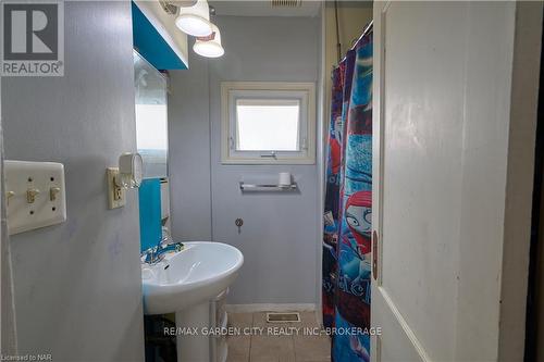 70 Sherwood Avenue, St. Catharines (451 - Downtown), ON - Indoor Photo Showing Bathroom