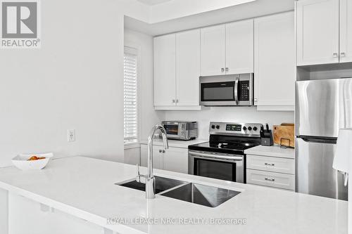 17 - 5000 Connor Drive, Lincoln (982 - Beamsville), ON - Indoor Photo Showing Kitchen With Stainless Steel Kitchen With Double Sink With Upgraded Kitchen