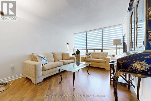 901 - 7460 Bathurst Street W, Vaughan, ON - Indoor Photo Showing Living Room