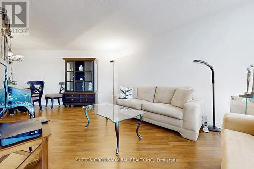 901 - 7460 Bathurst Street W, Vaughan, ON - Indoor Photo Showing Living Room