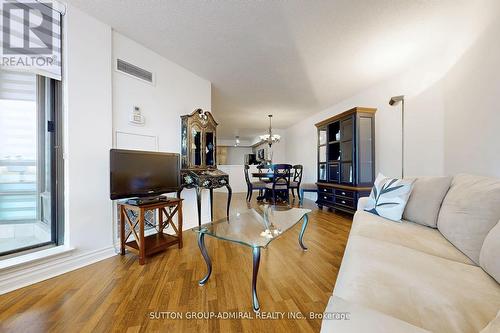 901 - 7460 Bathurst Street W, Vaughan, ON - Indoor Photo Showing Living Room