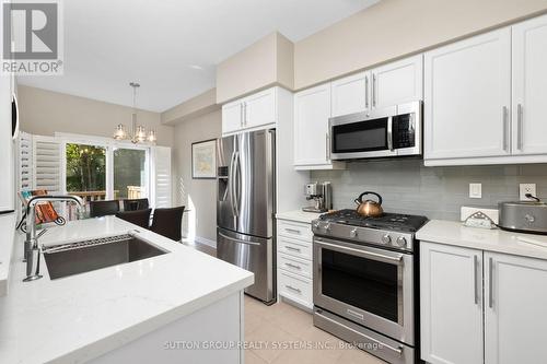 21 - 2086 Ghent Avenue, Burlington, ON - Indoor Photo Showing Kitchen