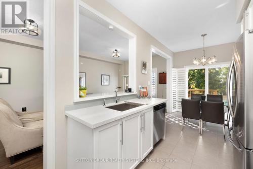 21 - 2086 Ghent Avenue, Burlington, ON - Indoor Photo Showing Kitchen