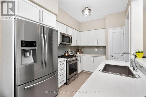 21 - 2086 Ghent Avenue, Burlington, ON - Indoor Photo Showing Kitchen