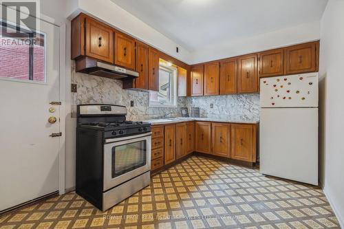 83 Barnesdale Avenue N, Hamilton, ON - Indoor Photo Showing Kitchen