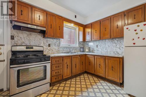 83 Barnesdale Avenue N, Hamilton, ON - Indoor Photo Showing Kitchen