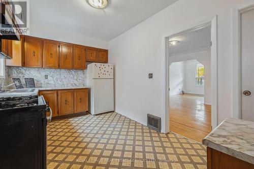 83 Barnesdale Avenue N, Hamilton, ON - Indoor Photo Showing Kitchen